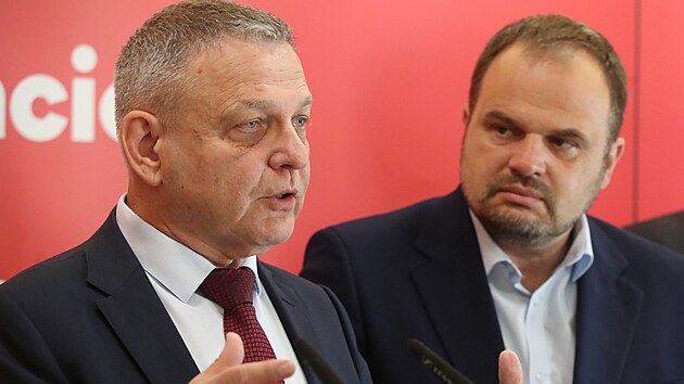 Volební lídr SOCDEM Lubomír Zaorálek a předseda SOCDEM Michal Šmarda na předvolební tiskové konferenci
