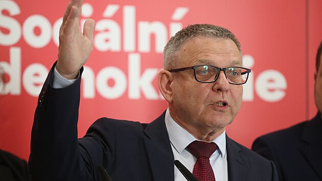Volební lídr SOCDEM Lubomír Zaorálekna předvolební tiskové konferenci
