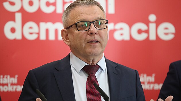 Volební lídr SOCDEM Lubomír Zaorálekna předvolební tiskové konferenci
