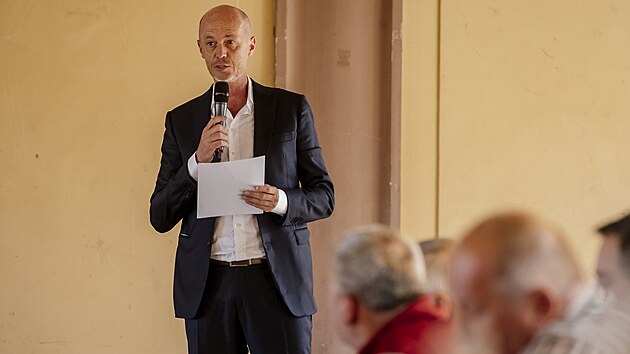 Petr Pála, kapitán české ženské reprezentace, hovoří k delegátům na valné hromadě tenisového svazu jako kandidát do předsednictva.