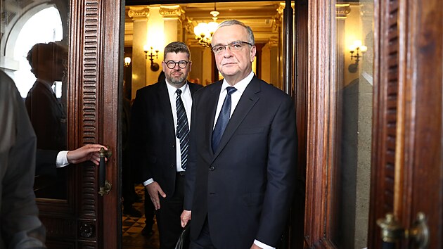 Politici Jiří Pospíšil a Miroslav Kalousek odcházejí z posledního rozloučení s Janem Kačerem (5. června 2024).