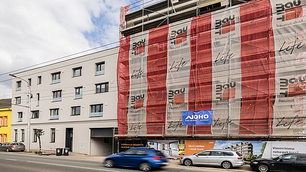 V nízkoenergetickém domě Cihlovka 1 (vlevo) v hradeckých Kuklenách vzniklo po přestavbě 22 bytů, sousední novostavba bude pasivní.
