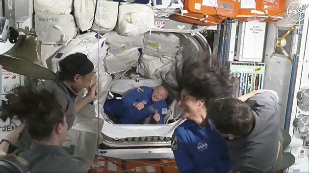 Astronauti NASA Barry „Butch“ Wilmor a Sunita „Suni“ Williamsovová se vítají s posádkou Mezinárodní vesmírné stanice ve čtvrtek 6. června 2024.
