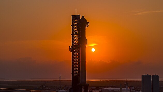 Integrovaná sestava rakety Starship, připravená na čtvrté dějství