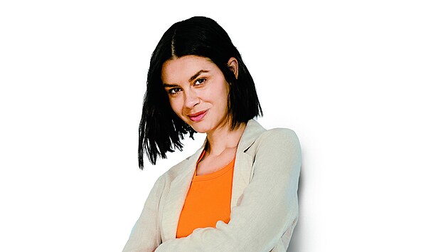 Hřejivá oranžová krásně vynikne na neutrálním béžovém základu. Pořiďte si podobný nadčasový kostýmek a k němu už stačí jen oranžové doplňky a jednoduchý top. Kabelka, cena 1399 Kč