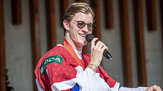 Hokejový brankář Lukáš Dostál na přivítání a oslavě titulu mistra světa ve Šlapanicích u Brna. (9. června 2024)