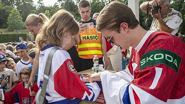 Hokejový brankář Lukáš Dostál na přivítání a oslavě titulu mistra světa ve Šlapanicích u Brna. (9. června 2024)