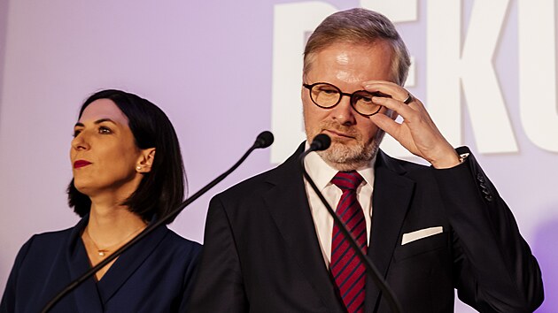 Markéta Pekarová Adamová a Petr Fiala z koalice Spolu se připravují na tiskovou konferenci k výsledkům voleb do Evropského parlamentu. (10. června 2024)