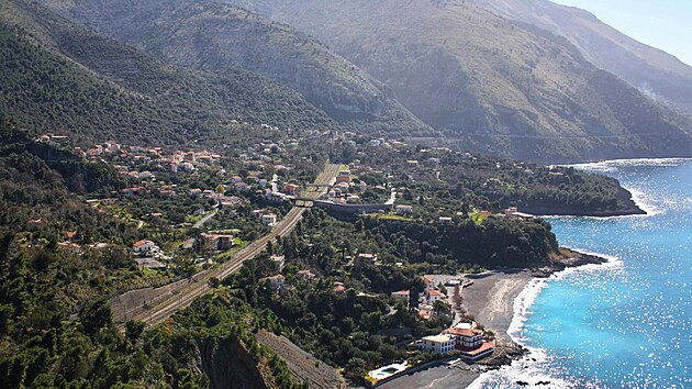 Acquafredda di Maratea u Basilicata je pláží na pobřeží Amalfi, o které jste nejspíš niky neslyšeli. Je totiž malinká. Ale pokud jí dáte šanci, litovat určitě nebudete. Překvapí šedavým pískem, skalisky v okolí a klidem.