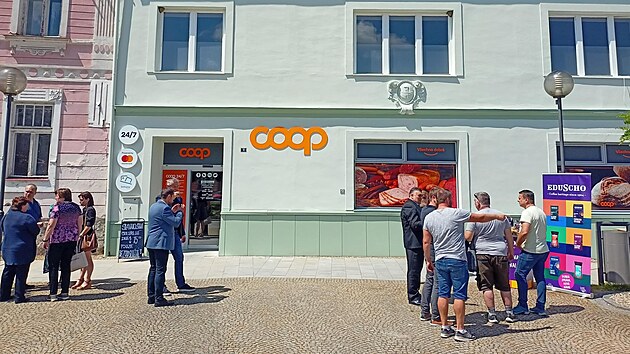 V Uherském Ostrohu představili první bezobslužnou prodejnu na východní Moravě. (červen 2024)