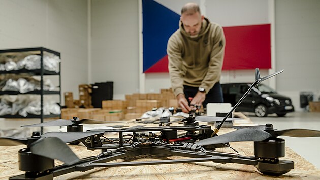 Zdeněk Poul, kapitán v záloze, bývalý příslušník VP, manager ve spolku Nemesis, který pořádá sbírky, vyrábí a posílá drony na Ukrajinu. V popředí desetipalcový dron.