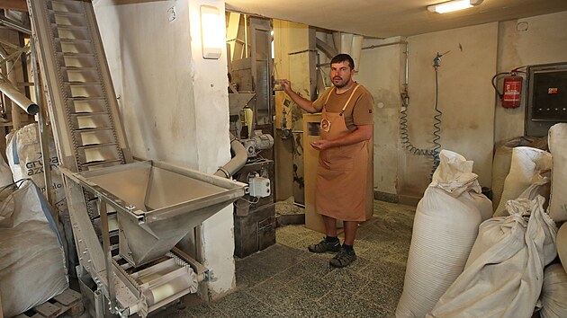 Pohankový mlynář Pavel Šmajstrla v provozu, kde jsou jak stroje, které něco pamatují, tak už i moderní technika. (25. května 2024)