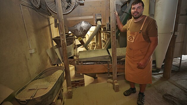 Pohankový mlynář Pavel Šmajstrla v provozu, kde jsou jak stroje, které něco pamatují, tak už i moderní technika. (25. května 2024)