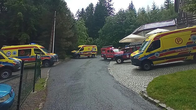 Blesk zasáhl skupinu turistů v horském sedle na polské straně Jizerských hor. (13. června 2024)