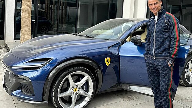 Nejnovější akvizicí 39letého portugalského fotbalisty, jehož sbírka má hodnotu přes 20 milionů dolarů, je modré Ferrari Purosangue za přibližně 15 milionů Kč, u něhož portugalské fotbalové eso pózuje v teplákové soupravě od Gucci v hodnotě 88 tisíc Kč a s limitovanou edicí hodinek Franck Muller zdobených diamanty v ceně dvojnásobku tohoto auta. Ještě mu však určitě zbylo na večeři, Ronaldův denní příjem včetně reklam je totiž v přepočtu 17 milionů Kč.