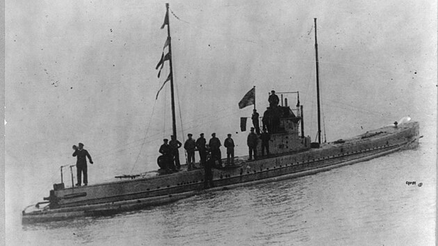 Německá ponorka U-28 zajímá parník na cestě do Zeebrugge, r. 1915.