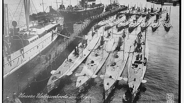 Kotvící německé ponorky kolem r. 1915