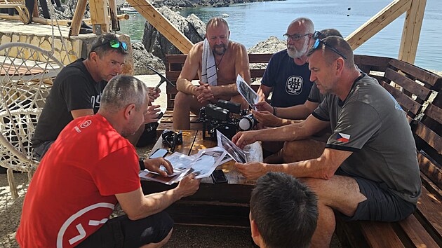 Czech Diving Team plánuje ponor do hloubky 85 metrů. Vpravo vedoucí skupiny, potápěč Zdeněk Partyngl