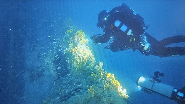 Technický potápěč z Czech Diving Teamu ohledává trup ponorky.