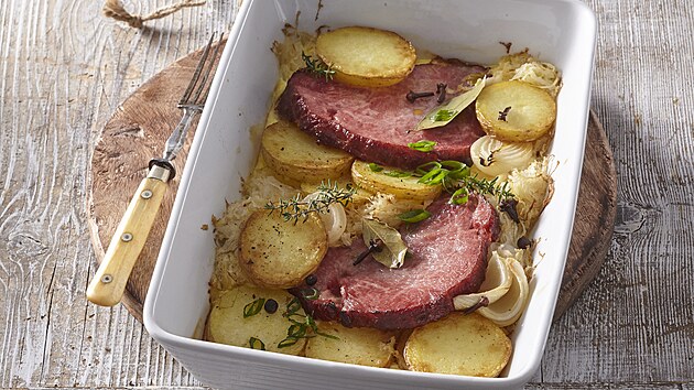 Zapečené uzené se zelím a bramborami