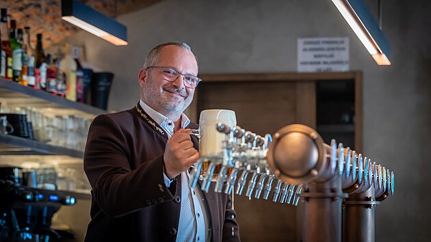 Sládek Petr Menšík čepuje nový výroční ležák z produkce Pivovaru Svijany, který patří k nejstarším v Česku.