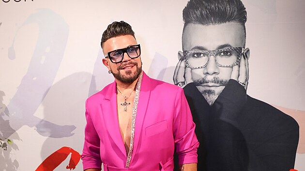 Sám sobě udělal reklamu růžovým neformálním oblekem s třpytivými lemy.