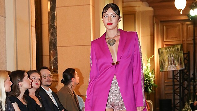 Hosté seděli po obou stranách chodeb muzea, modelky procházely mezi nimi.