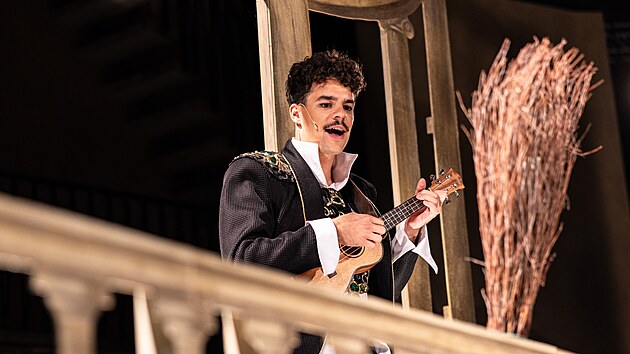 Filip Březina v představení Marná lásky snaha na Letních shakespearovských slavnostech