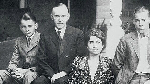 Rodina prezidenta Coolidge. Calvin sedí po otcově pravici.