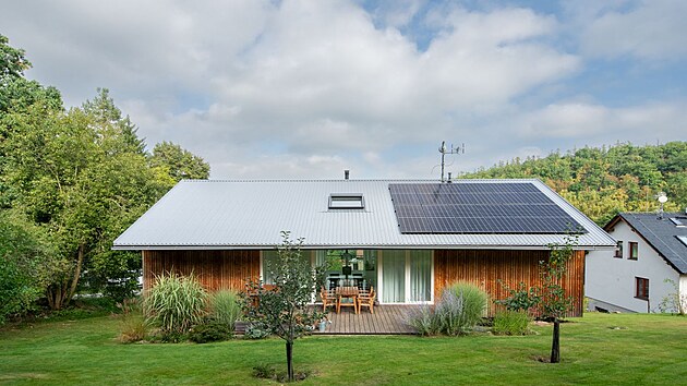Své uplatnění tu našly fotovoltaické panely s bateriovým úložištěm, které ročně vyprodukují 5 MWh, což je zhruba polovina z celkově spotřebované energie (energeticky nejnáročnější je ohřev teplé vody). Mimoto ztopí Jakub tři kubíky dřeva ročně.