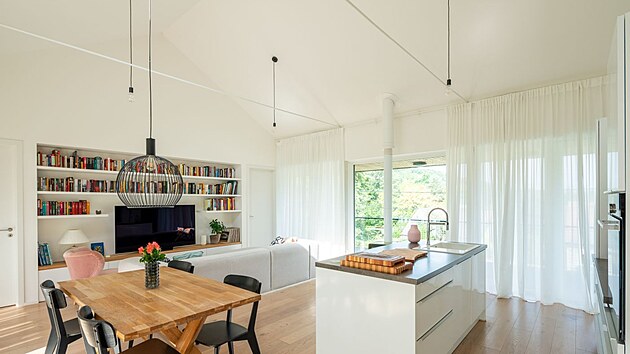 Knihovna je hlavní dominantou prostoru, obývák velmi hezky zabydluje a zútulňuje.