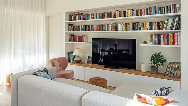 Byl to jeden z hlavních požadavků Evy a Jakuba, a proto už v návrhu domu vznikla praktická nika. Do té se knihovna pohodlně umístila, police jsou upevněné do dřevěné konstrukce stěny pod sádrokartonem. Spodní část knihovny tvoří výklopné úložné prostory.