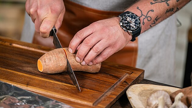 Batáty pravidelně nařízněte, aby se v grilu udělaly rychleji.