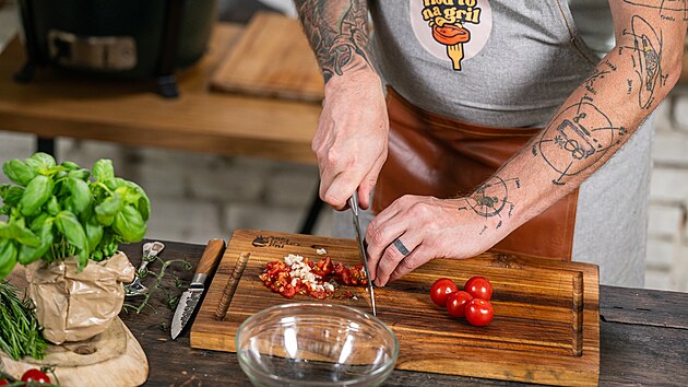 Na jednu batátu použijte 3 mini rajčátka, která pokrájejte na malé kousky.