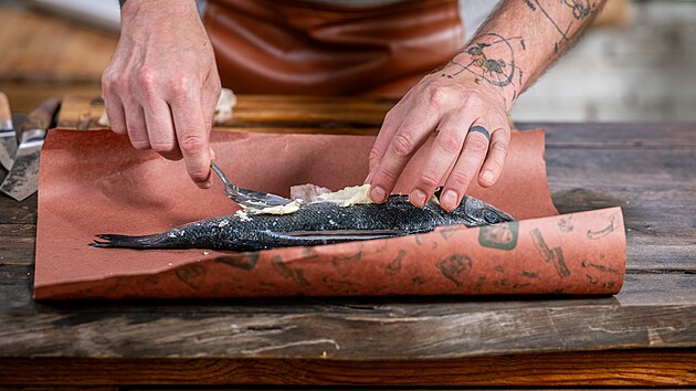 Po rybě rozetřete kousek másla, můžete i za žábry a takto připraveného vlka...