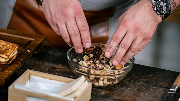 Kostičky chleba vidličkou promíchejte s olivami.
