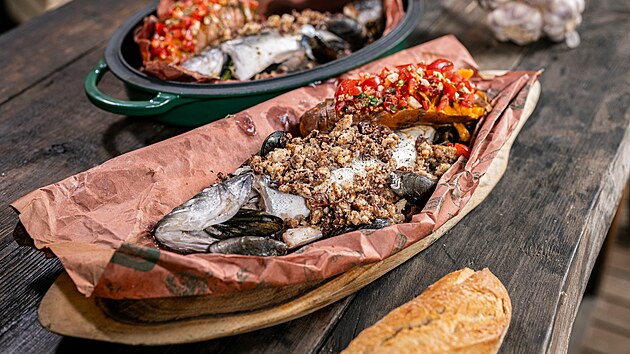 Mořský vlk v papilotě se slávkami s olivovou krustou, grilovanou batátou a rajčatovou salsou