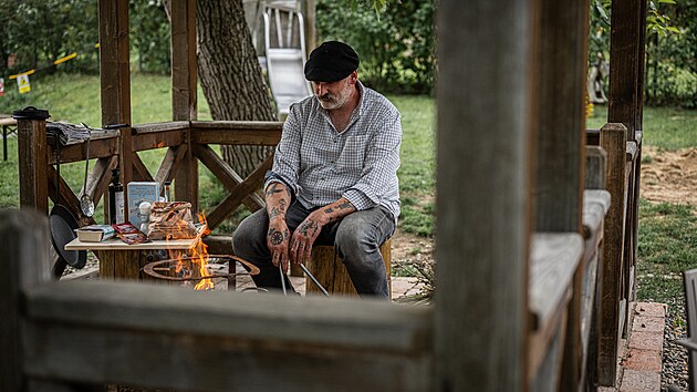 Hugo Hromas rozjíždí své ohniště.