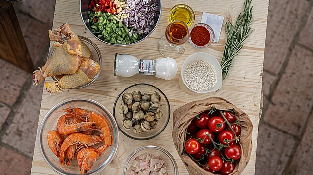 Suroviny na paellu mixtu