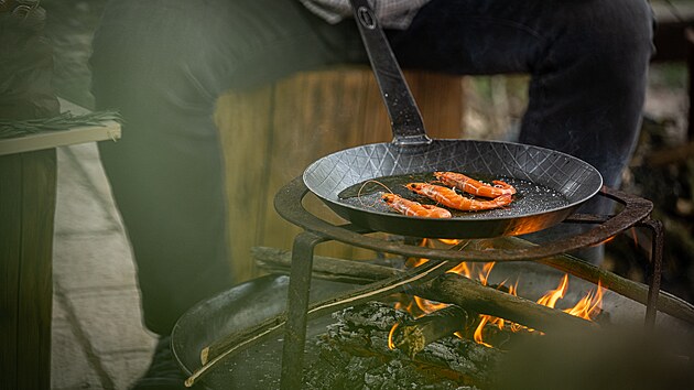 Jakmile se olej trochu zahřeje, opečte na něm celé krevety, z jejich hlaviček bude potřeba v dalším kroku získat šťávu.