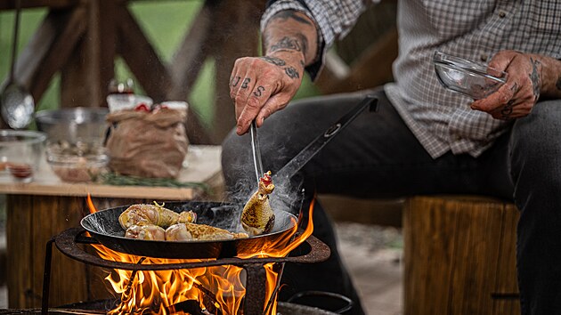 Do pánve hoďte kuřecí paličky a na mírném ohni je opečte do zlatova ze všech...