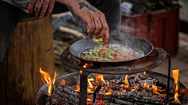 Do pánve dejte na malé kostičky pokrájený mix paprik, cibule a česneku.