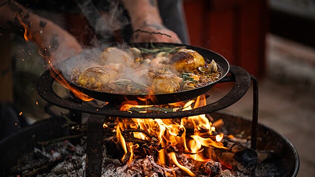 Hotová paella už se směje.