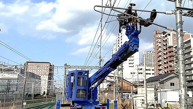 Obří tělo robota je namontované na rameni hydraulického jeřábu. Toto silné rameno lze zvednout až do výšky 10 metrů do vzduchu.