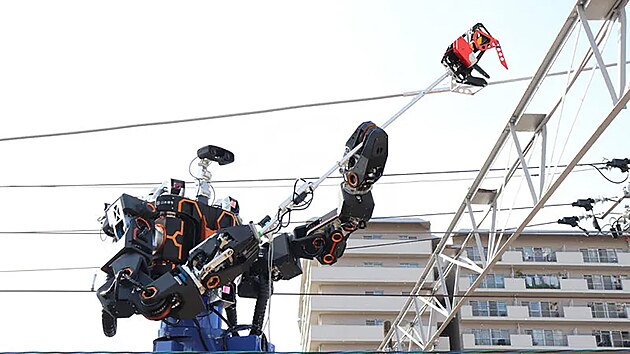 Robot dokáže zvedat i umísťovat některé přiměřeně velké komponenty.