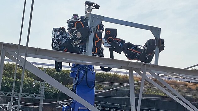 Robota řídí skutečný člověk pomocí virtuální reality.
