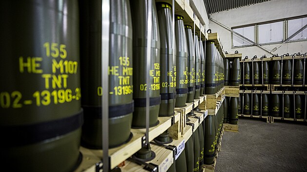 Náboje ráže 155 milimetrů mají dostřel až čtyřicet kilometrů. Na Ukrajině... Náboje ráže 155 milimetrů mají dostřel až čtyřicet kilometrů. Na Ukrajině...