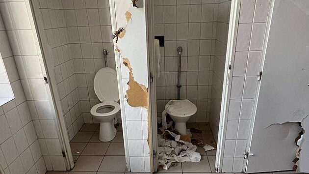V poslední školní den někdo na ZŠ Kotlářská zdemoloval toalety.