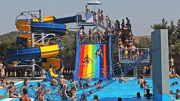 Koupaliště v Krnově nabízí moderní areál se spoustou atrakcí.