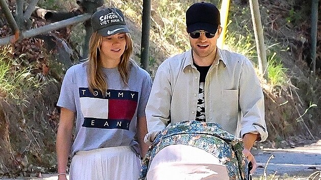 Suki Waterhouse a Robert Pattinson na procháce s jejich tříměsíční dcerou (Los Angeles, 26. června 2024)